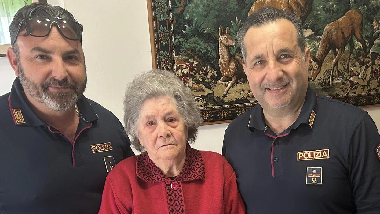 Gubbio: anziana derubata da finti carabinieri. Beni riconsegnati, c’era pure la fede Gubbio: anziana derubata da finti carabinieri. Beni riconsegnati, c’era pure la fede
