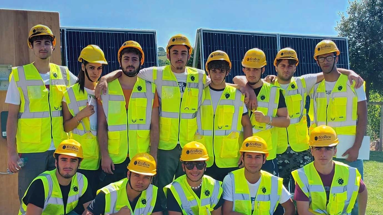 Nelle 80 ore post diploma oltre a terminare il corso sulla sicurezza, i ragazzi hanno trascorso una settimana nel campo scuola di EcoTech Nelle 80 ore post diploma oltre a terminare il corso sulla sicurezza, i ragazzi hanno trascorso una settimana nel campo scuola di EcoTech
