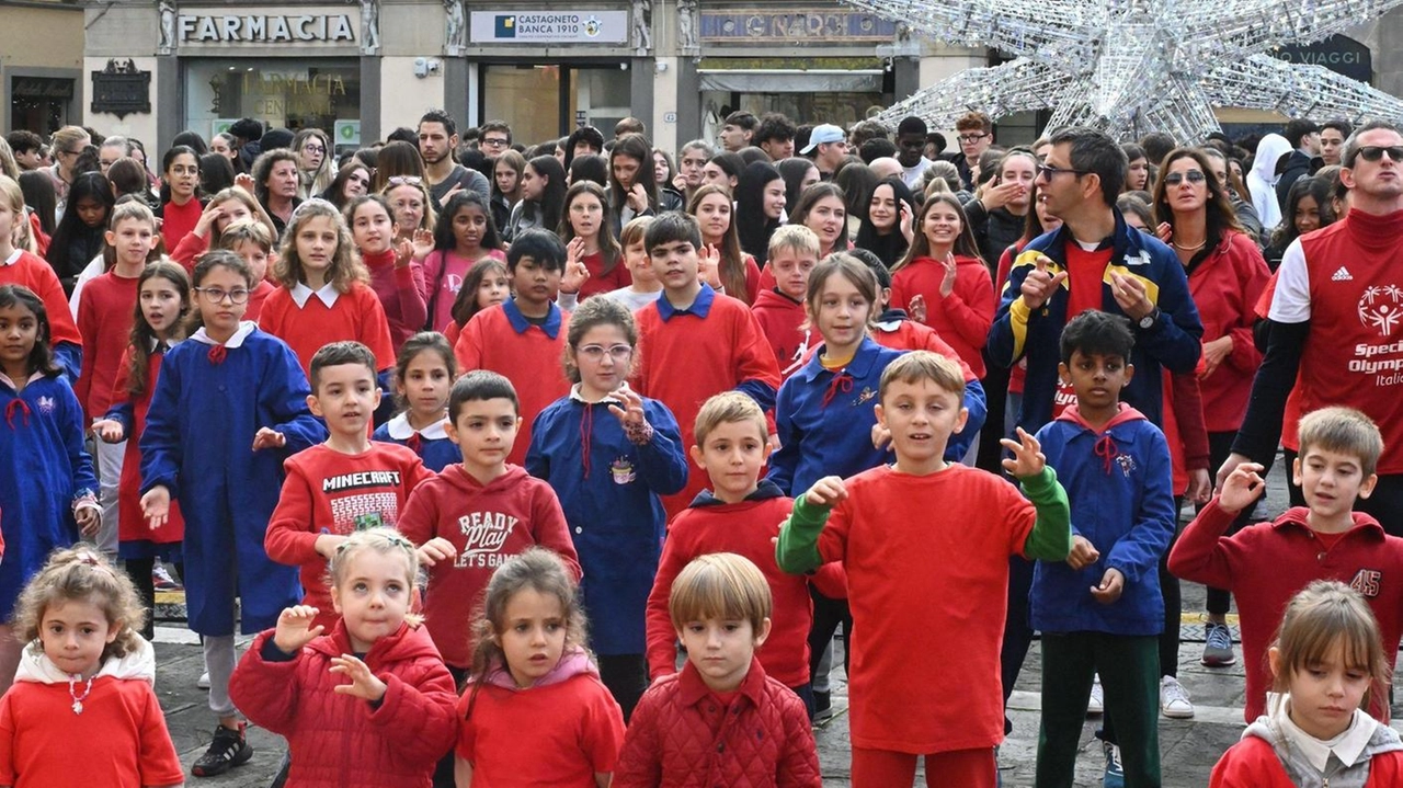 Un gruppo dei bambini che hanno preso parte a Special Olympics (foto Alcide) Un gruppo dei bambini che hanno preso parte a Special Olympics (foto Alcide)
