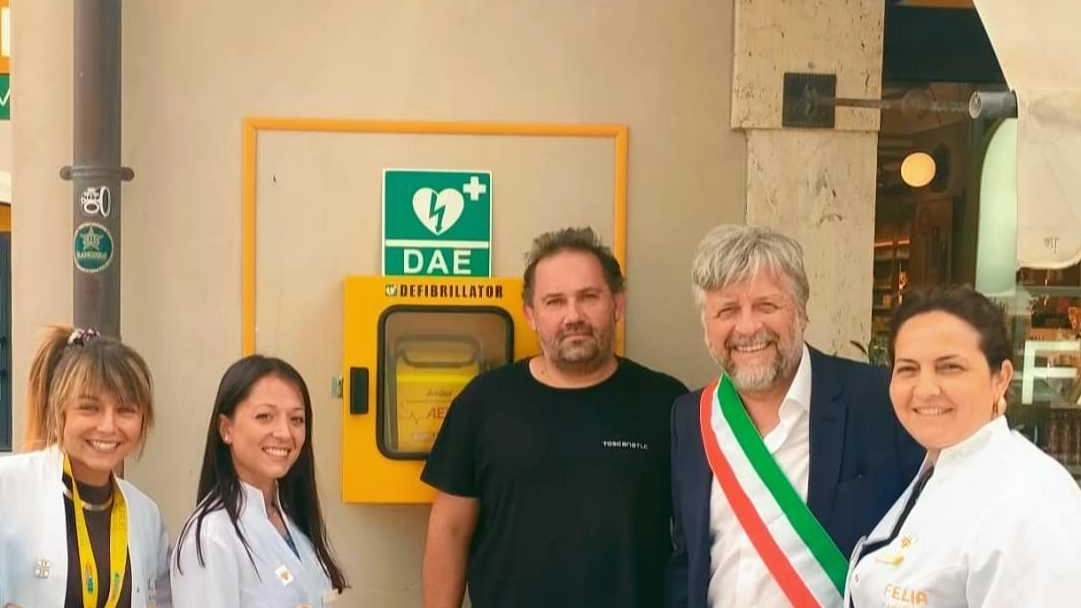 Tre defibrillatori donati da ’Toscana Tlc’