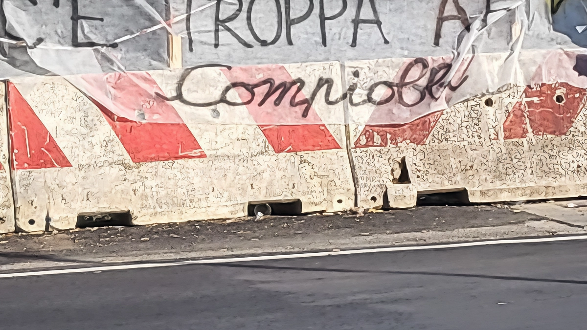 La casa cantoniera di via Aretina con le scritte; a sinsitra lo striscione apparso in piazza La casa cantoniera di via Aretina con le scritte; a sinsitra lo striscione apparso in piazza