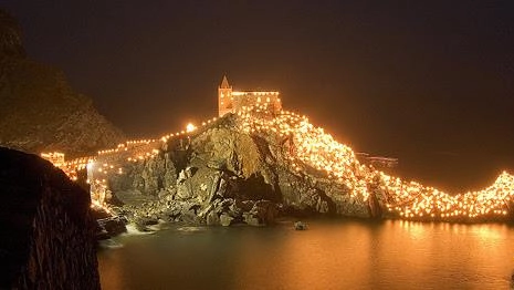 Ogni anno, il 17 agosto, Porto Venere si veste di luce e silenzio per onorare la sua patrona, la... Ogni anno, il 17 agosto, Porto Venere si veste di luce e silenzio per onorare la sua patrona, la...