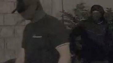 Il video girato dall’interno di una macchina in sosta in via Iacopone da Todi. Un residente: "Non è la prima volta che accade, siamo molto preoccupati".
