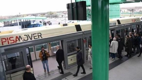 Per il Pisa Mover si pagano 6,50 euro, la navetta fiorentina costerà meno Per il Pisa Mover si pagano 6,50 euro, la navetta fiorentina costerà meno