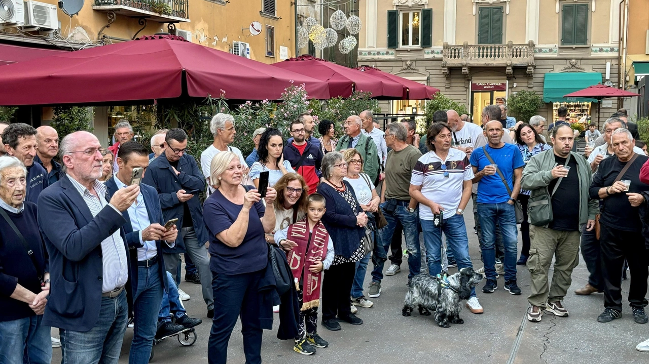 Taglio del nastro della struttura con tanti sostenitori del Pontedera. Signorini: "Sarà un punto di riferimento per tifosi e non". Taglio del nastro della struttura con tanti sostenitori del Pontedera. Signorini: "Sarà un punto di riferimento per tifosi e non".