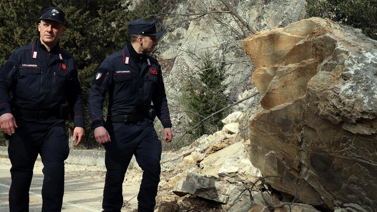 Il sopralluogo dei forestali dopo lo smottamento sulla strada panoramica dei Colli Alti Il sopralluogo dei forestali dopo lo smottamento sulla strada panoramica dei Colli Alti