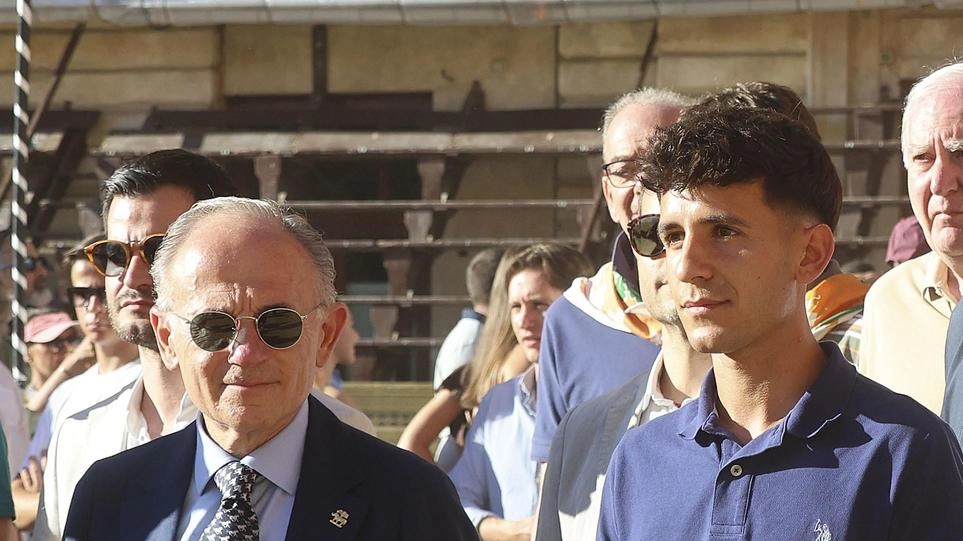 "Sono accanto a Zenis nella stalla. E’ un bel cavallo da Palio", dice il capitano della Selva Andrea Causarano prima...
