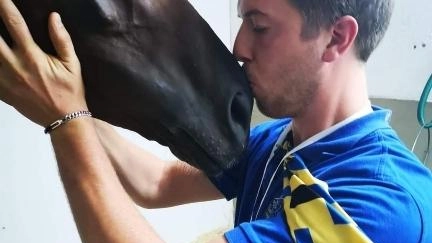 Altra carica importantissima. per la contrada della Pinetina è l’elezione del nuovo capitano Valerio Giglioni che prende il posto di Antonio Angelini Altra carica importantissima. per la contrada della Pinetina è l’elezione del nuovo capitano Valerio Giglioni che prende il posto di Antonio Angelini
