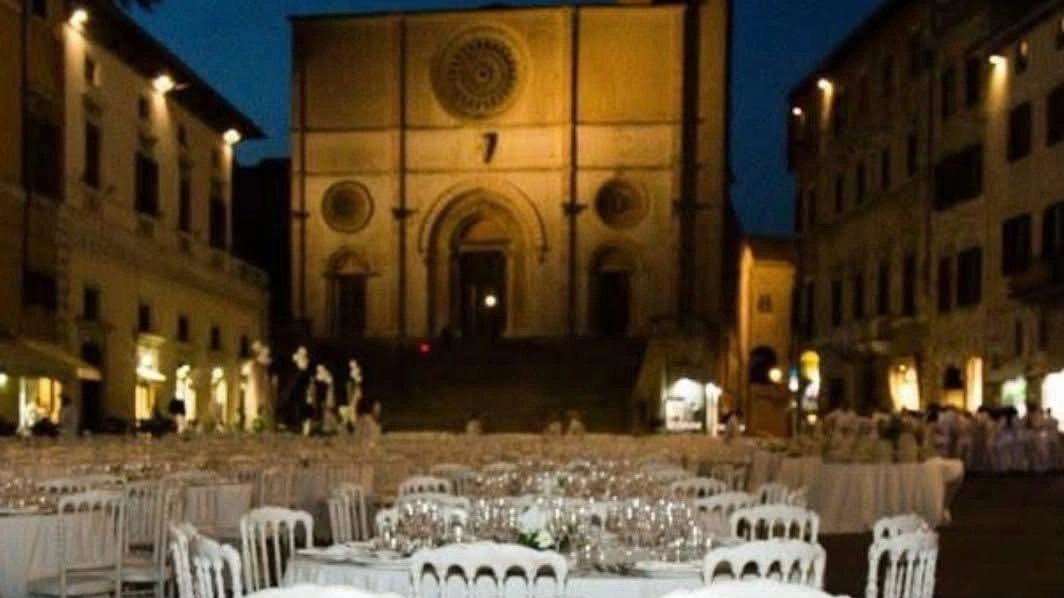 TODI – Metti una sera di fine estate, l’aria tiepida che accarezza le vie antiche di una città medievale, il...