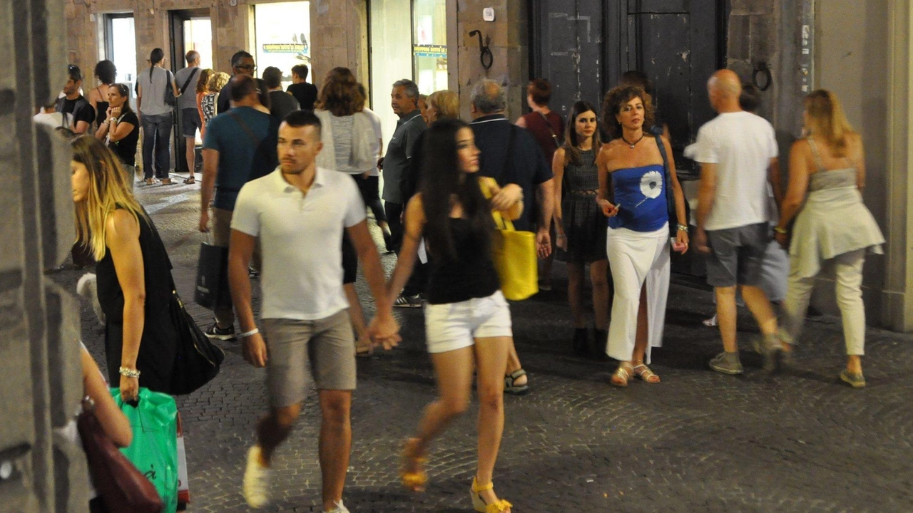La prova di shoppint a temperature miti scatta stasera con il primo Giovedì di luglio