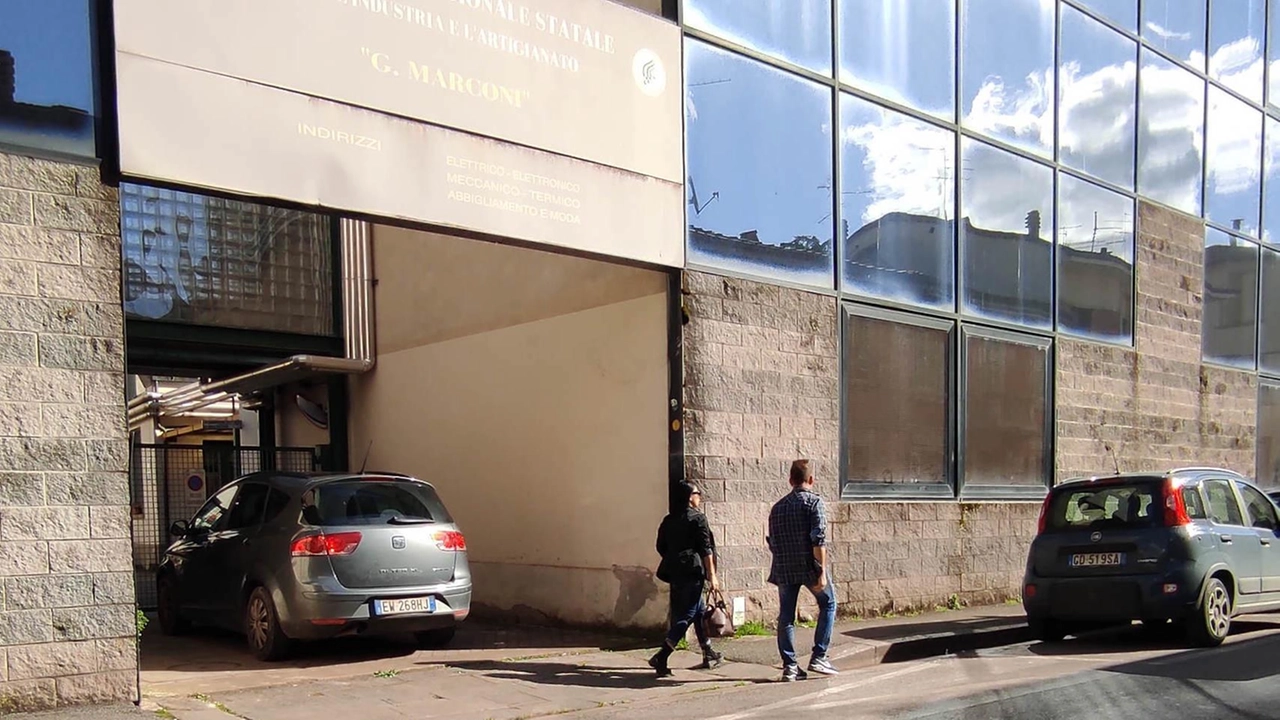 Il rientro all’istituto Marconi per l’indirizzo Moda slitta ancora Il rientro all’istituto Marconi per l’indirizzo Moda slitta ancora