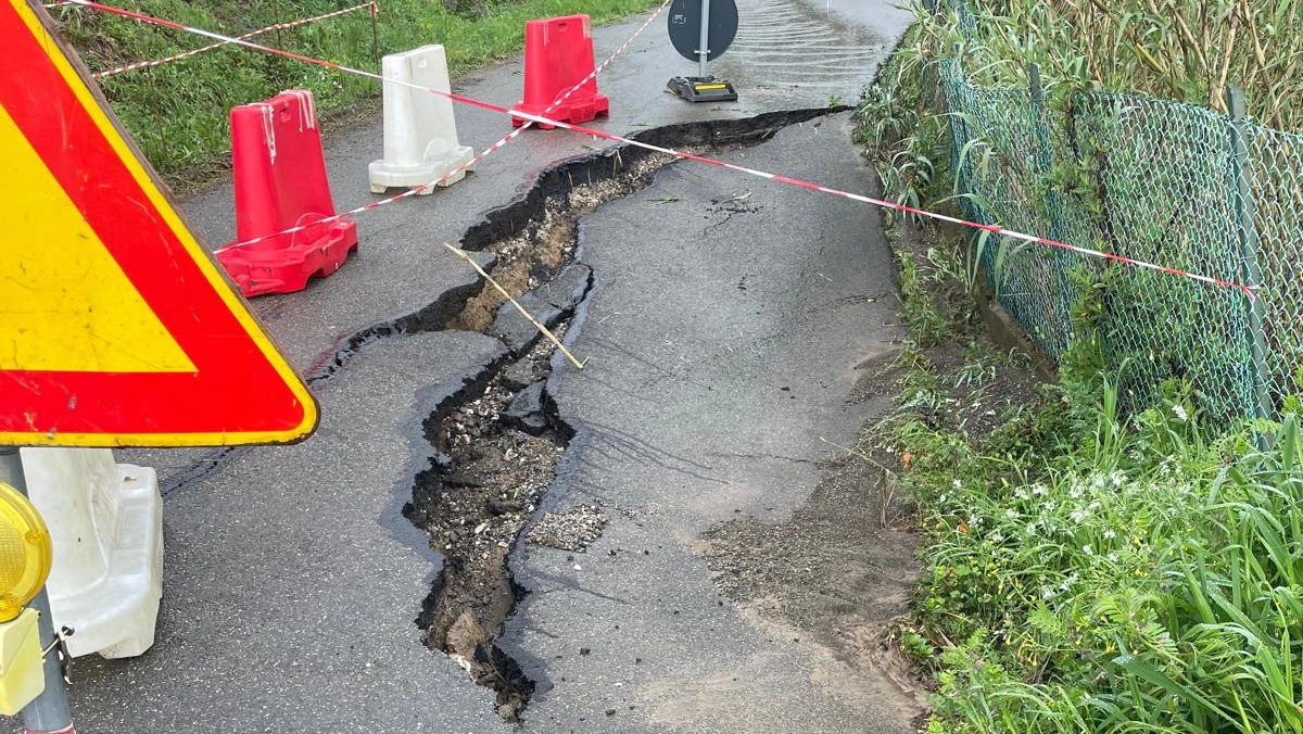 La collina si sgretola. Danni sulle strade. Famiglie nel disagio