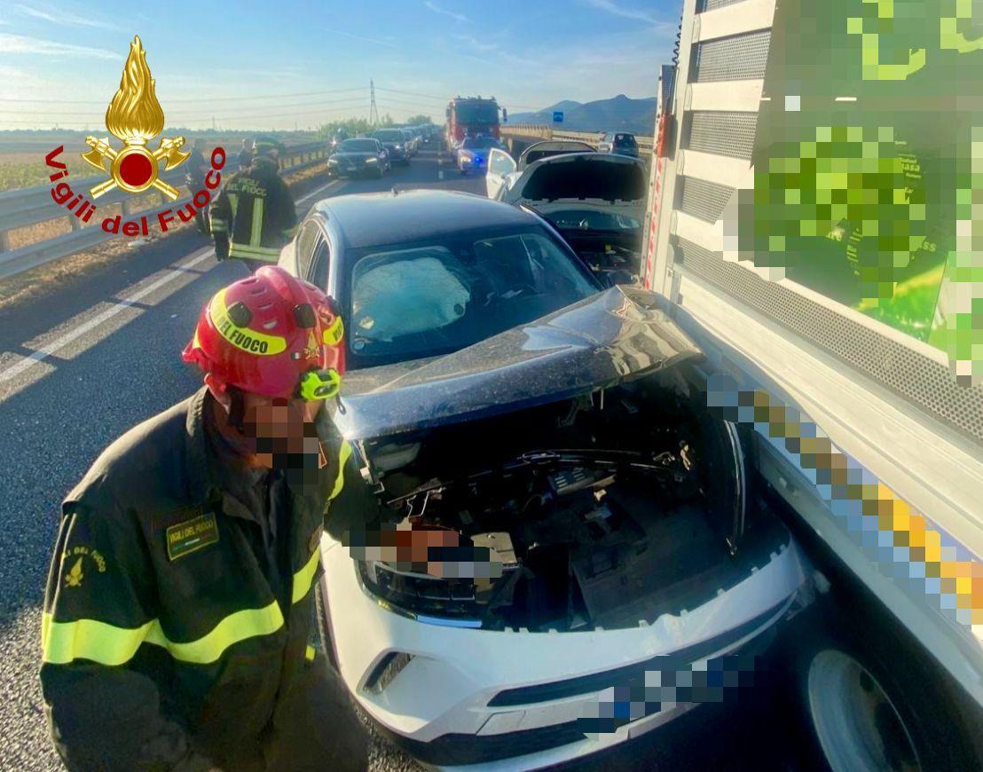 Grave incidente in FiPiLi, tamponamento tra tre auto e un furgone Grave incidente in FiPiLi, tamponamento tra tre auto e un furgone