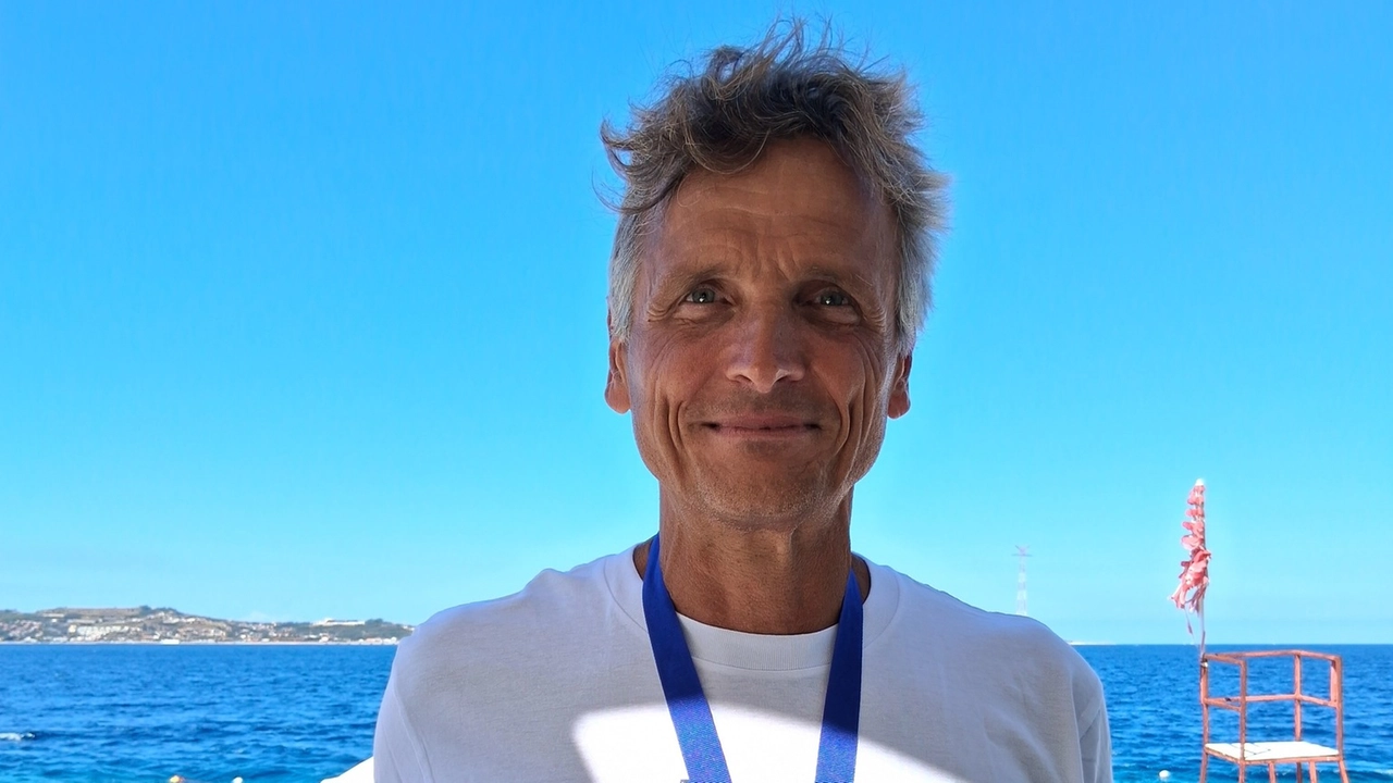 Marco Baldacci all’arrivo a Reggio Calabria dopo la traversata a nuoto dello stretto di Messina