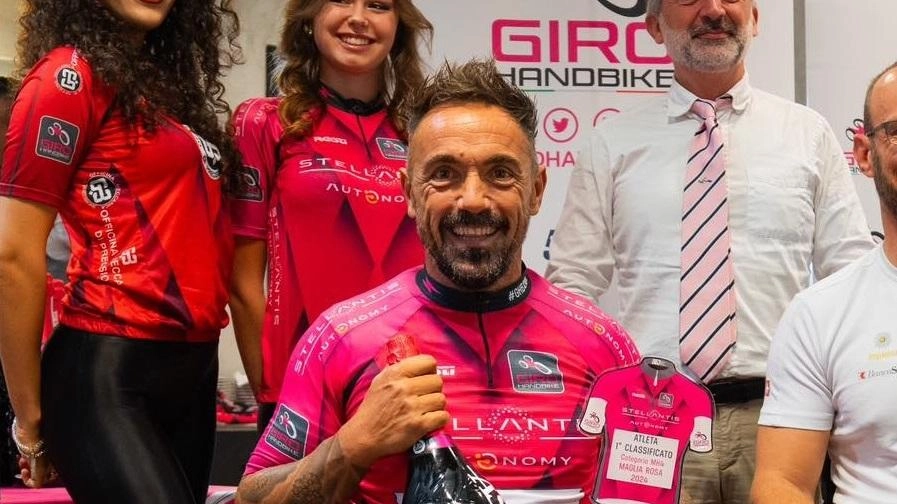 Christian Giagnoni premiato per la vittoria del Giro. . Applausi per l’atleta di Montemurlo in forza al Team La Leonessa Christian Giagnoni premiato per la vittoria del Giro. . Applausi per l’atleta di Montemurlo in forza al Team La Leonessa