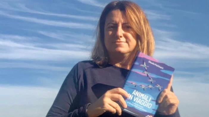 La scrittrice Claudia Fachinetti con il suo ultimo volume, intitolato ’Animali in viaggio’, uscito recentemente a cura di Piemme La scrittrice Claudia Fachinetti con il suo ultimo volume, intitolato ’Animali in viaggio’, uscito recentemente a cura di Piemme