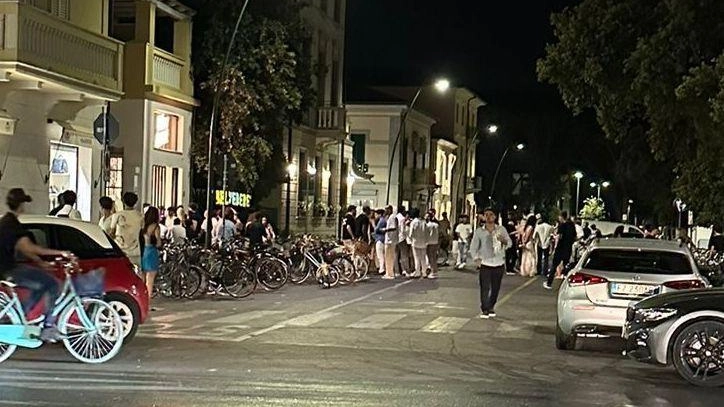 Sono tanti i giovani che si ritrovano la sera in centro e disturbano la quiete di residenti e attività Sono tanti i giovani che si ritrovano la sera in centro e disturbano la quiete di residenti e attività