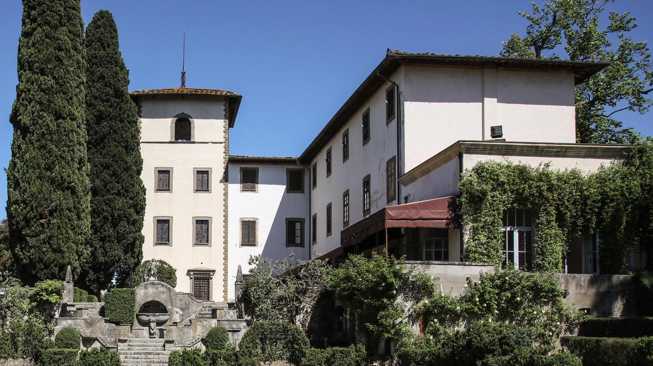 Un’immagine dell’esterno di Villa Bibbiani a Capraia e Limite Un’immagine dell’esterno di Villa Bibbiani a Capraia e Limite