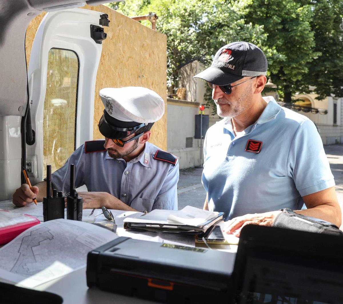tentano la truffa dello specchietto rotto sequestro dell8217auto e due denunciati
