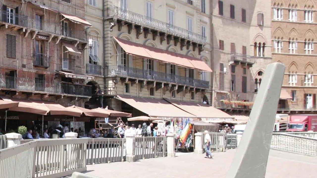 Sotto la lente di ingrandimento il servizio svolto dagli steward addetti. ai cancelli Sotto la lente di ingrandimento il servizio svolto dagli steward addetti. ai cancelli