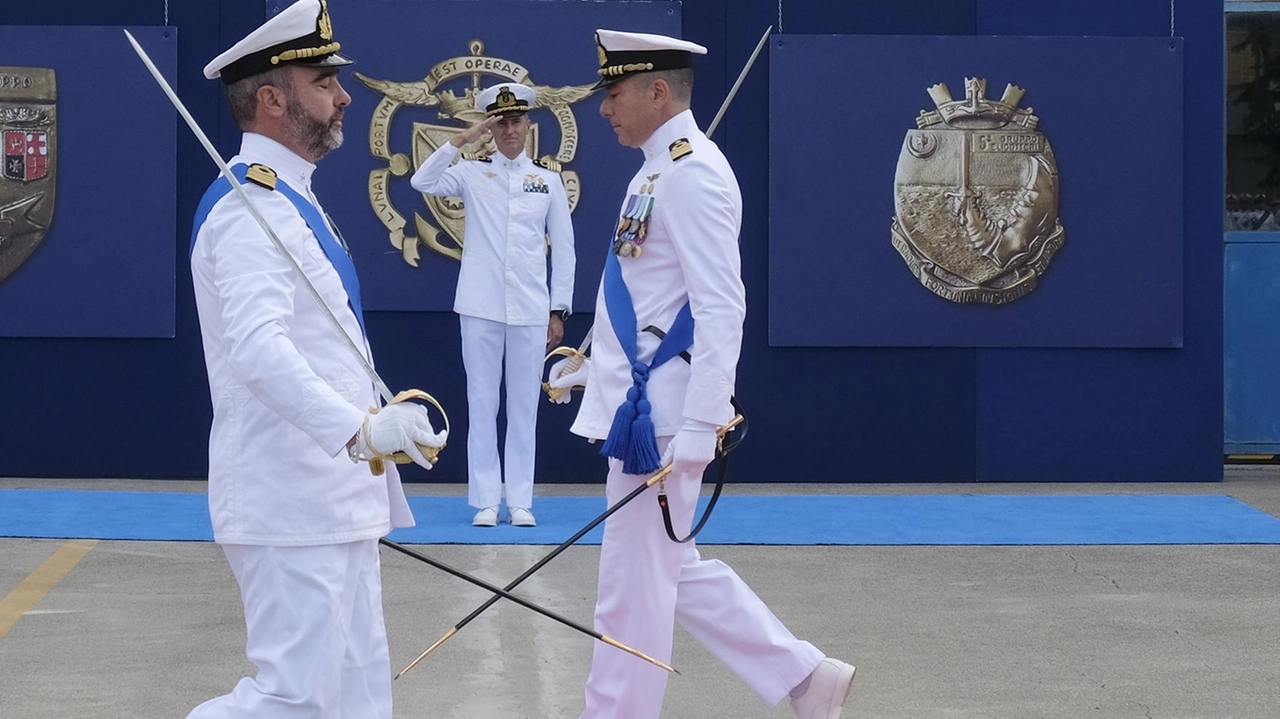 . Il capitano di vascello, David Ilardi, lascia il comando della Stazione Elicotteri di Luni al pari grado, Leonardo Vini (fotoservizio Massimo Pasquali) . Il capitano di vascello, David Ilardi, lascia il comando della Stazione Elicotteri di Luni al pari grado, Leonardo Vini (fotoservizio Massimo Pasquali)