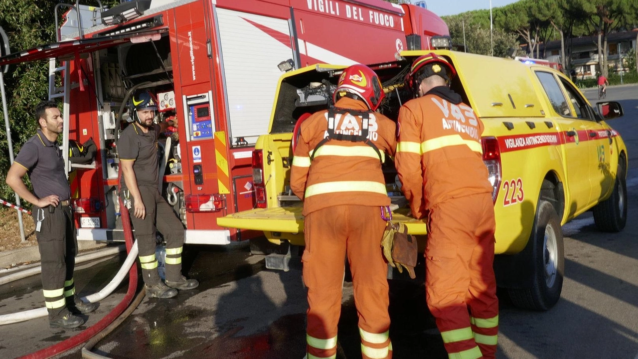 Le fiamme partite dal poligono di tiro hanno attaccato il bosco sopra Galceti Le fiamme partite dal poligono di tiro hanno attaccato il bosco sopra Galceti