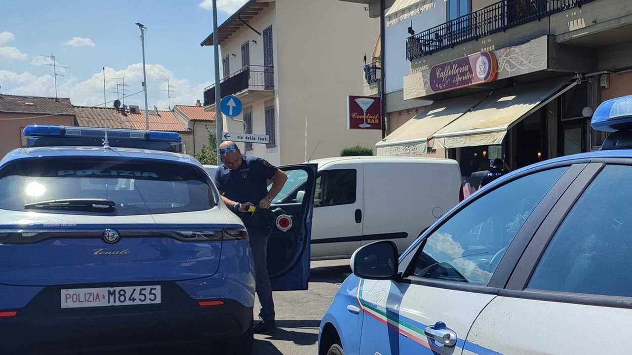 Le Volanti della polizia di Stato davanti al bar di via Fiorentina (. foto Attalmi) Le Volanti della polizia di Stato davanti al bar di via Fiorentina (. foto Attalmi)