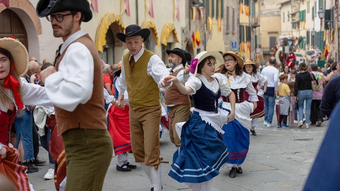 La Maggiolata profuma d’Oriente. Una veste esotica per la tradizione La Maggiolata profuma d’Oriente. Una veste esotica per la tradizione