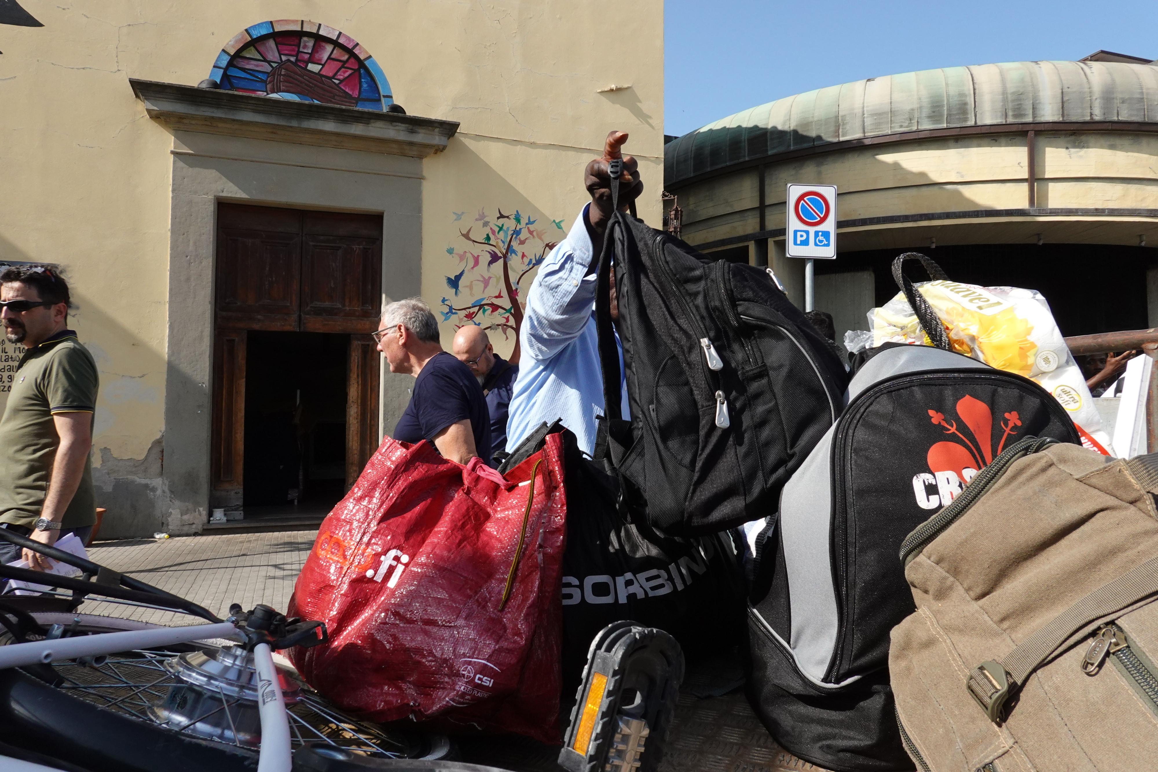 vicofaro trasferiti i primi 70 migranti don biancalani resiste l accoglienza non si spegne