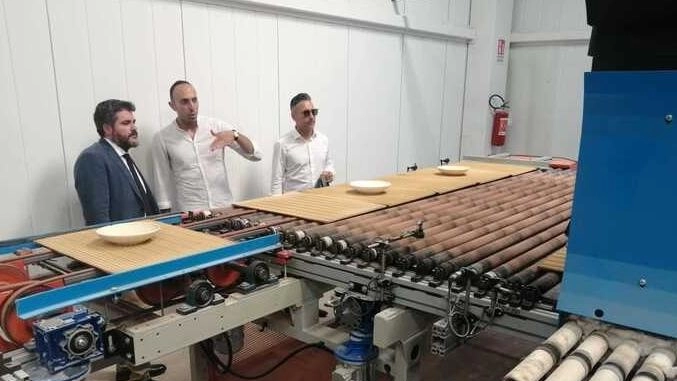 L’assessore regionale Thomas De Luca in visita all’zienda “Ceramiche Noi“ che si è fatta trovare pronta enlla produzione di fonti di energie alternative, meno costose e impattanti dal punto di vista ambientale L’assessore regionale Thomas De Luca in visita all’zienda “Ceramiche Noi“ che si è fatta trovare pronta enlla produzione di fonti di energie alternative, meno costose e impattanti dal punto di vista ambientale