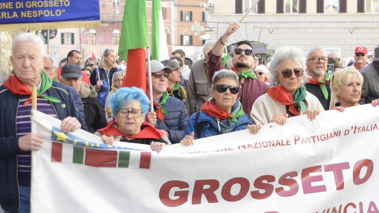 Un momento del corteo dello scorso anno, organizzato dall’Anpi Grosseto: quest’anno sempre deposizione di corone di alloro per i caduti e corteo per il centro storico (Foto Aprili d’archivio) Un momento del corteo dello scorso anno, organizzato dall’Anpi Grosseto: quest’anno sempre deposizione di corone di alloro per i caduti e corteo per il centro storico (Foto Aprili d’archivio)