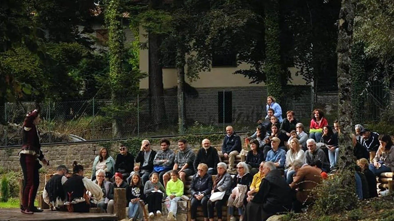 Due spettacoli e un trekking naturalistico aprono la rassegna "Anfiteatro Naturalis" a Chiusi della Verna. Il borgo casentinese diventerà un... Due spettacoli e un trekking naturalistico aprono la rassegna "Anfiteatro Naturalis" a Chiusi della Verna. Il borgo casentinese diventerà un...