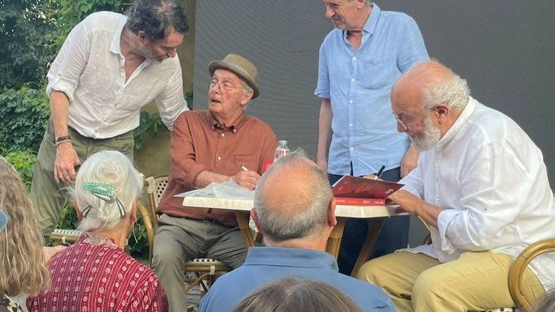 Sopra, un momento della presentazione al Giardino La Nunziatina nell’ambito della rassegna «Scrittori in Borgo» Sopra, un momento della presentazione al Giardino La Nunziatina nell’ambito della rassegna «Scrittori in Borgo»