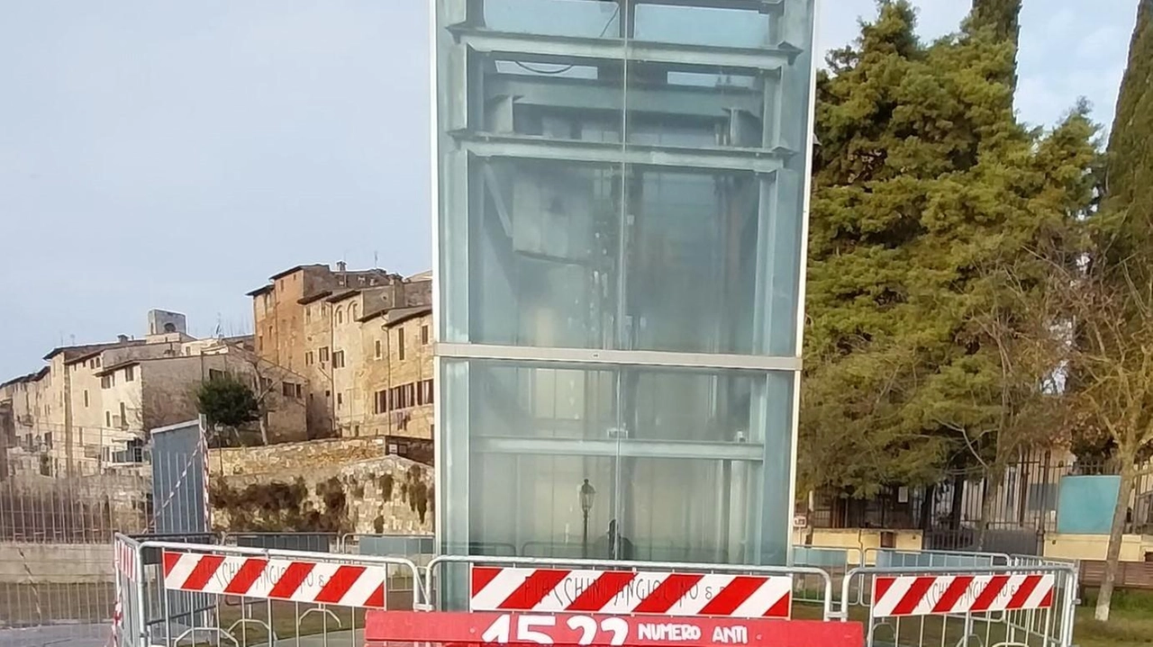 Dopo addirittura. 1.241 giorni di inattività (lo stop fu deciso il 2 marzo 2021) le due cabine mobili dell’ascensore del Baluardo a Colle sono ancora ferme Dopo addirittura. 1.241 giorni di inattività (lo stop fu deciso il 2 marzo 2021) le due cabine mobili dell’ascensore del Baluardo a Colle sono ancora ferme
