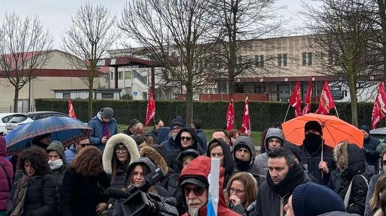 Presidio di alcuni dei dipendenti della Coop che ieri mattina hanno scioperato per due ore