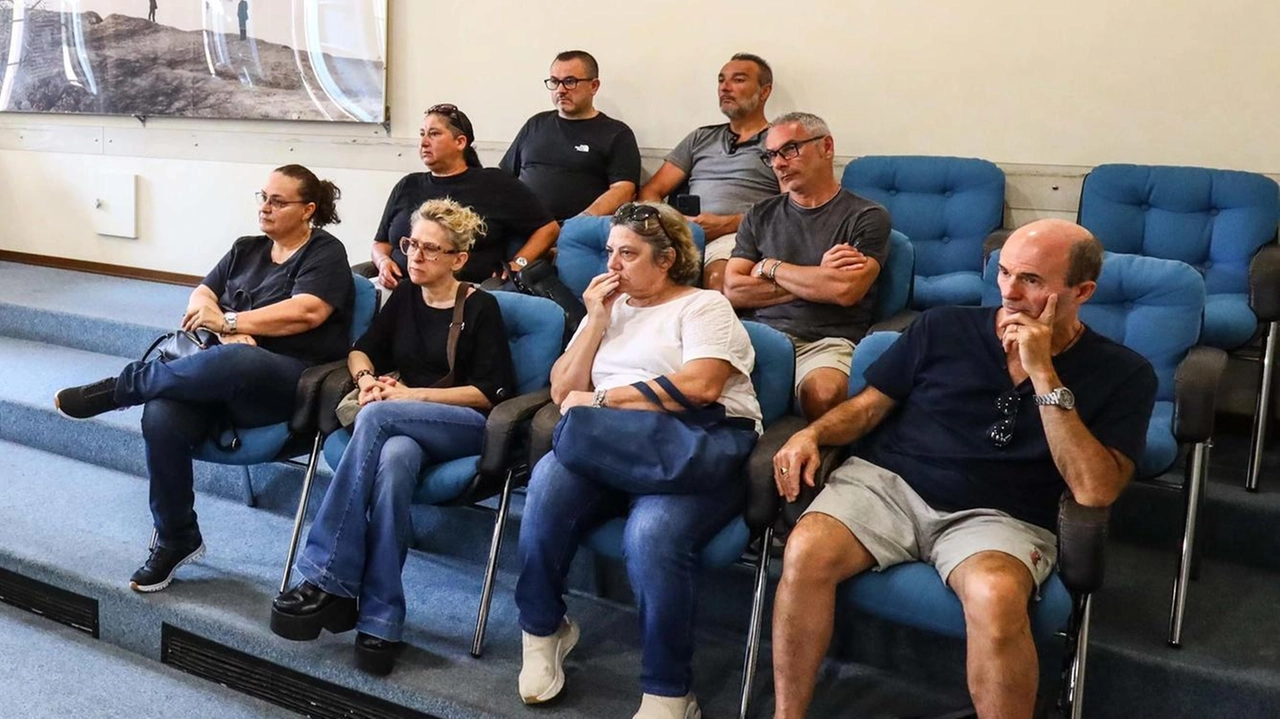 La platea ieri all’assemblea in Comune. In basso, il Qr code con l’intervista video a una dei 43 dipendenti che rischiano il posto (Gasperini/ Germogli)
