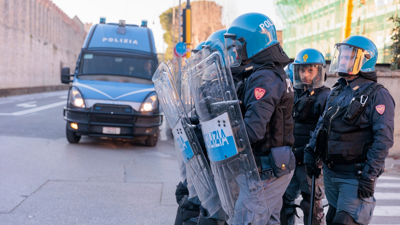 Polizia in assetto antisommossa a Pisa (foto di repertorio)