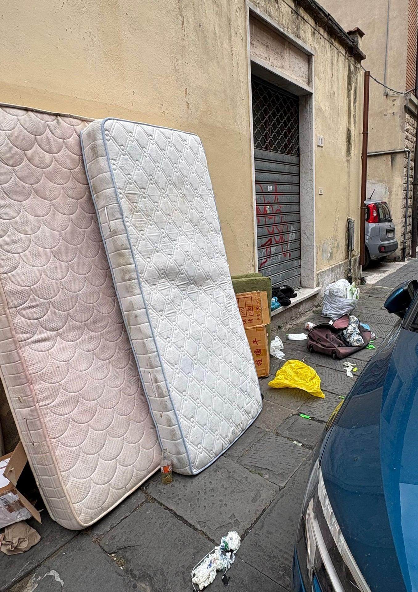 Lite su una Cabriolet. Pugni e botte post-pusher