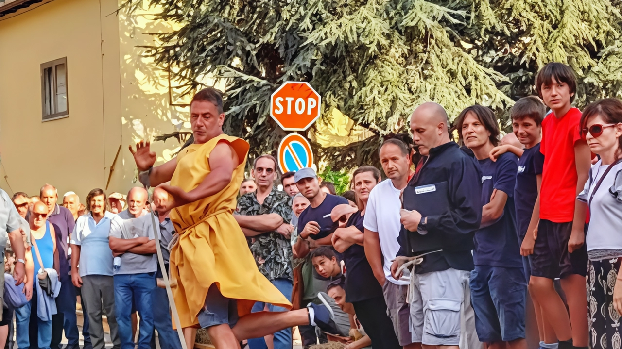 Il Palio del Tiro alla Forma, formaggio da 30 chili, con i duellanti in abiti d’epoca