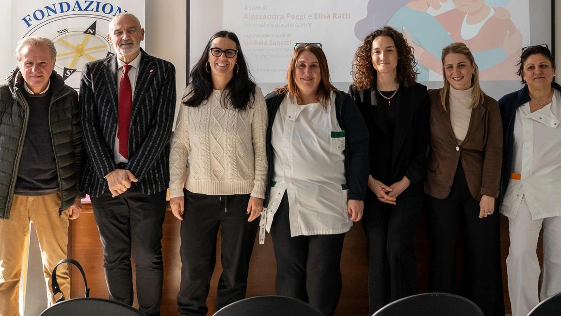 Il presidente della Fondazione Manfredi e il segretario Pasqualini, psicoterapeute, assistente sociale e operatrici socio sanitarie Il presidente della Fondazione Manfredi e il segretario Pasqualini, psicoterapeute, assistente sociale e operatrici socio sanitarie