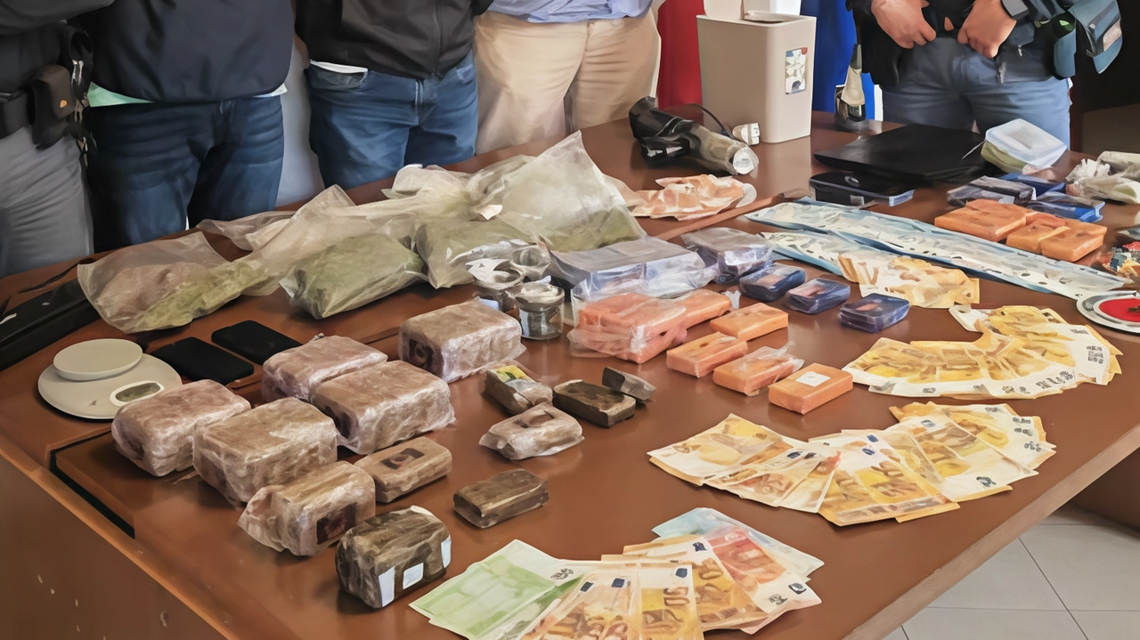 Parte della droga e del denaro che è stato trovato e sequestrato dai poliziotti Parte della droga e del denaro che è stato trovato e sequestrato dai poliziotti