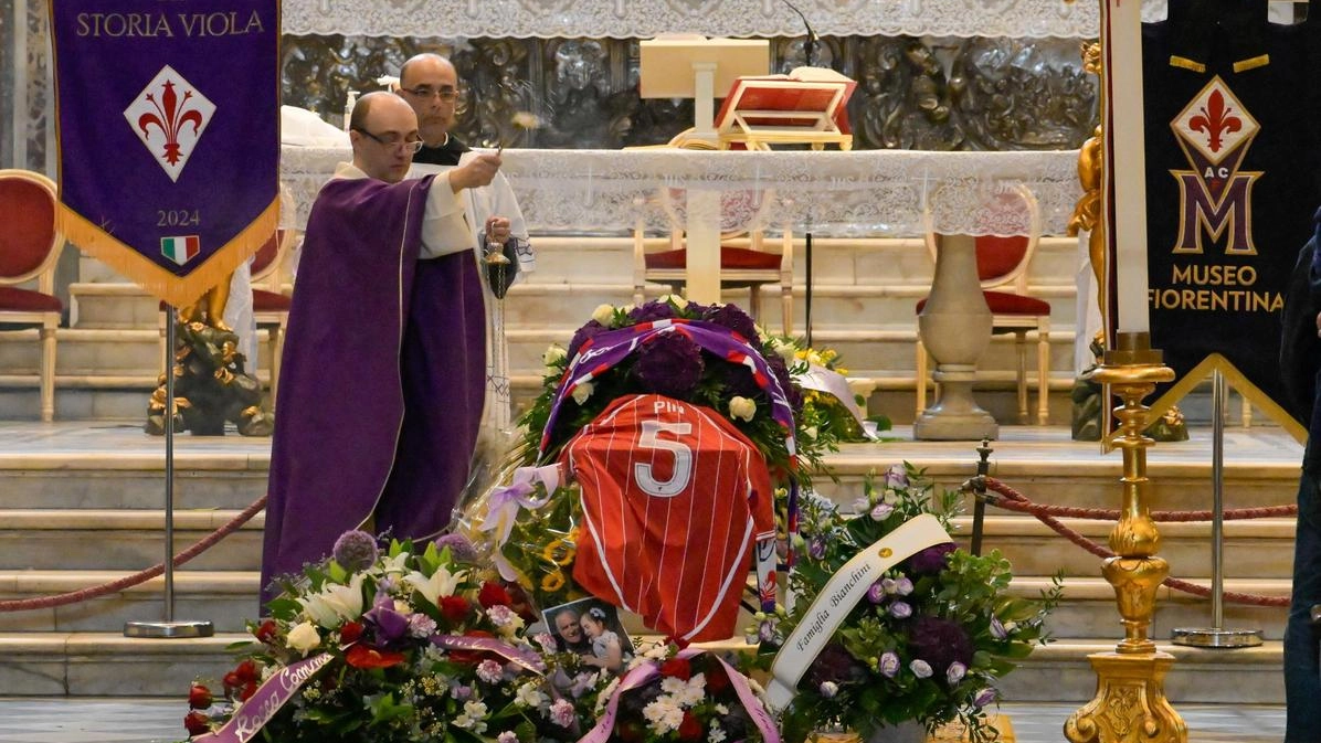 Le esequie dell’ex difensore viola Celeste Pin, venerdì scorso nella basilica di Santissima Annunziata