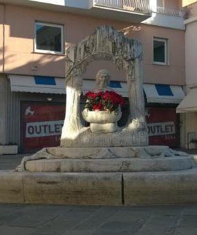 Piazza Bertagnini cambia di nuovo look. Un’aiuola centrale divisa in 4 sezioni Piazza Bertagnini cambia di nuovo look. Un’aiuola centrale divisa in 4 sezioni