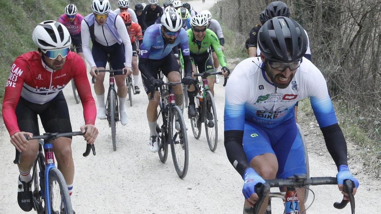 Un’immagine dei partecipanti alla Gran Fondo domenica sugli sterrati senesi Un’immagine dei partecipanti alla Gran Fondo domenica sugli sterrati senesi