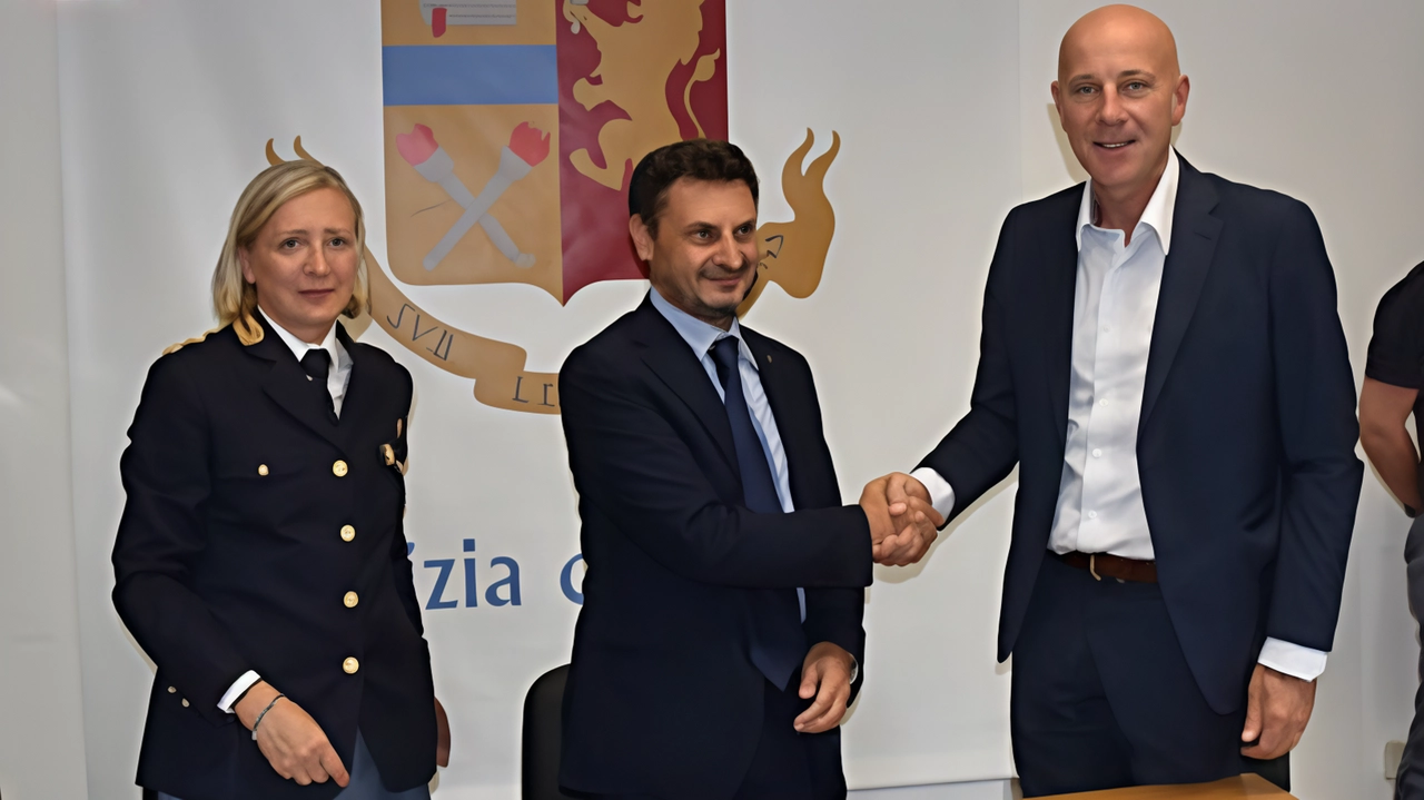 Lorena La Spina, dirigente della centro per la sicurezza cibernetica della. polizia postale, il questore Santi Allegra e l’ad di F2i Paolo Cornetto Lorena La Spina, dirigente della centro per la sicurezza cibernetica della. polizia postale, il questore Santi Allegra e l’ad di F2i Paolo Cornetto
