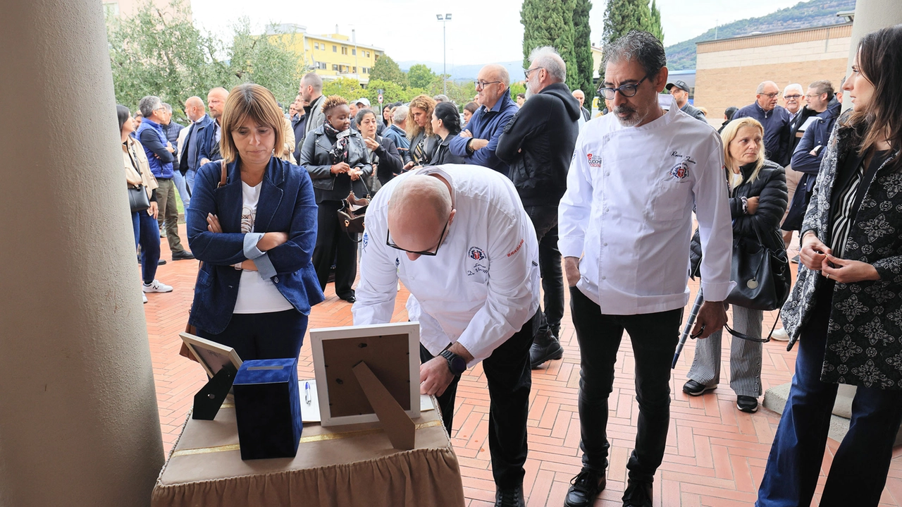 Il funerale a Le Case di Monsummano, presenti anche tanti colleghi Il funerale a Le Case di Monsummano, presenti anche tanti colleghi