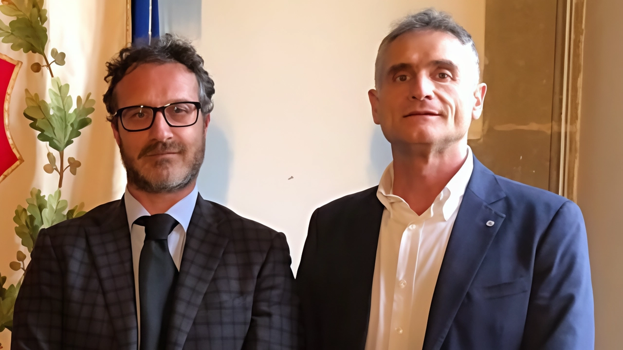 Il dirigente dei Servizi demografici del Comune di Città di Castello, Emanuele Mattei, insieme all’assessore, delegato Rodolfo Braccalenti Il dirigente dei Servizi demografici del Comune di Città di Castello, Emanuele Mattei, insieme all’assessore, delegato Rodolfo Braccalenti