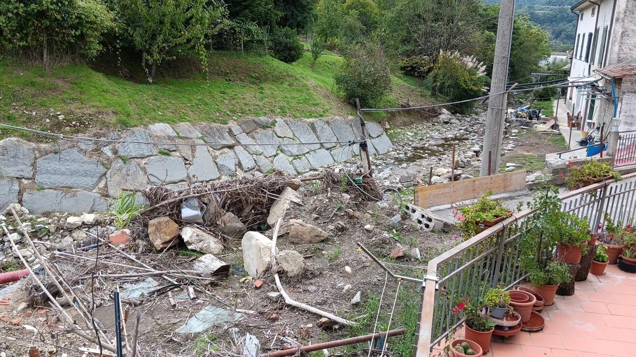 I detriti nel rio Secco presenti a oltre 10 mesi dall’alluvione del 2 novembre scorso I detriti nel rio Secco presenti a oltre 10 mesi dall’alluvione del 2 novembre scorso