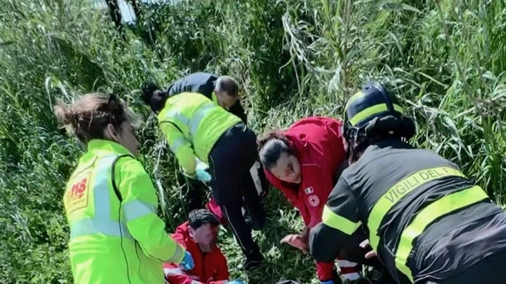 I soccorritori intervenuti dopo l'incidente su viale XXV aprile a Sarzana
