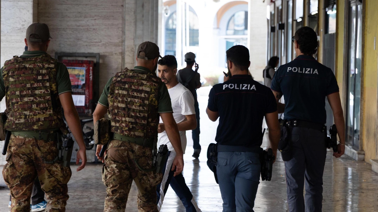 Controlli. delle forze dell’ordine in zona Stazione (Foto Del Punta/Valtriani)